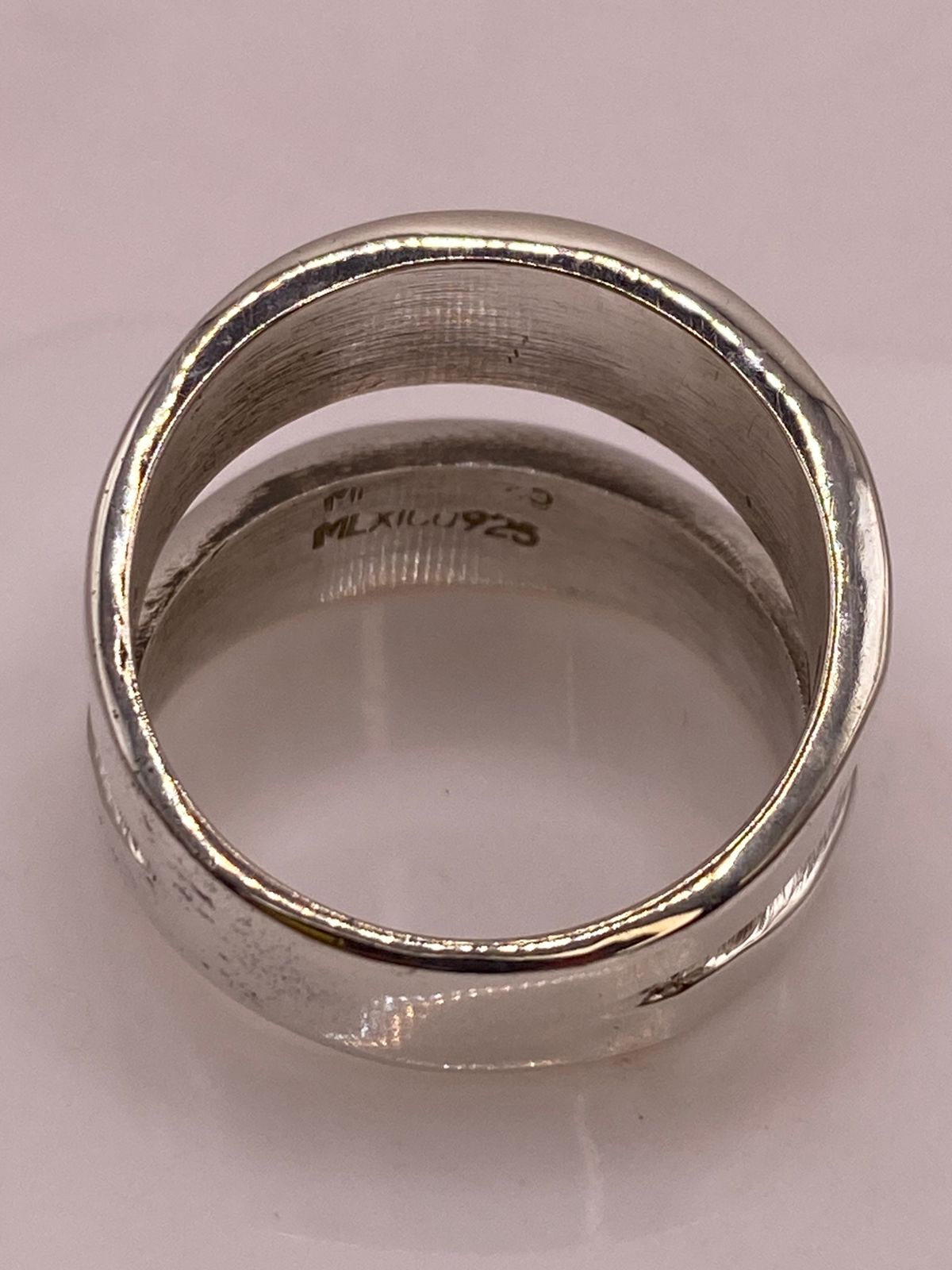 Anillo Clásico de Plata Ley .925 con Acabado Martillado, sello de autenticidad Plata Ley .925