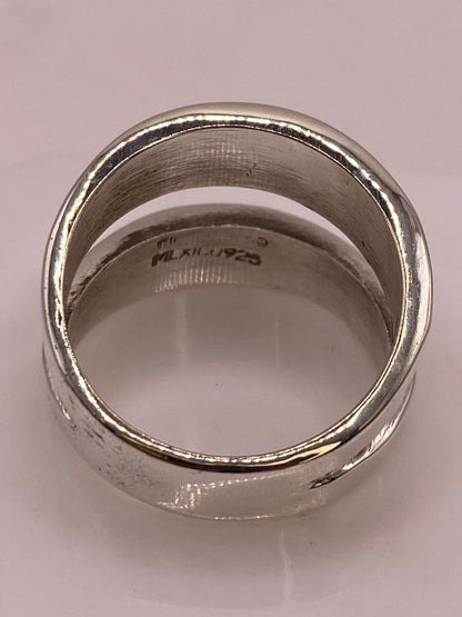 Anillo Clásico de Plata Ley .925 con Acabado Martillado, sello de autenticidad Plata Ley .925