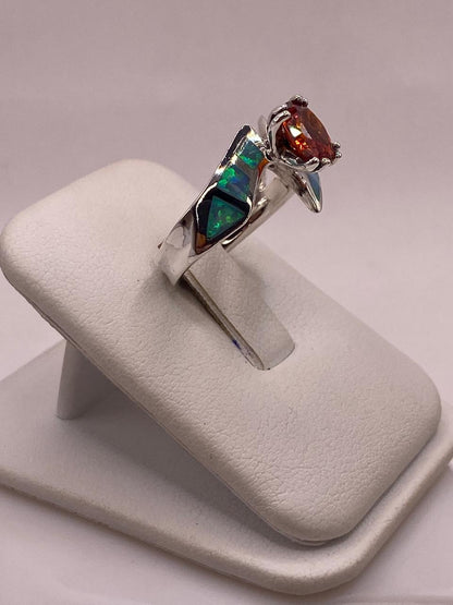 Anillo Contemporáneo Abierto con Ópalo de Fuego y Zirconia en Plata .950, vista lateral