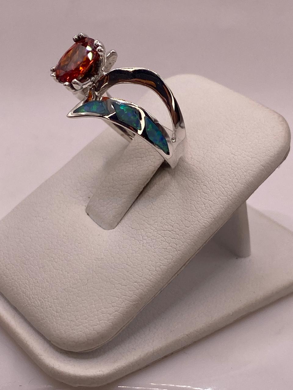Anillo Contemporáneo Abierto con Ópalo de Fuego y Zirconia en Plata .950, vista de detalle