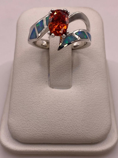 Anillo Contemporáneo Abierto con Ópalo de Fuego y Zirconia en Plata .950, vista frontal