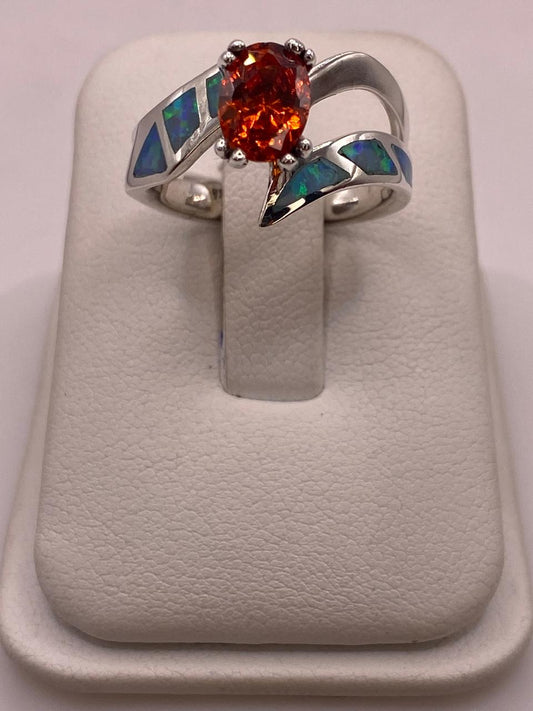 Anillo Contemporáneo Abierto con Ópalo de Fuego y Zirconia en Plata .950, vista frontal