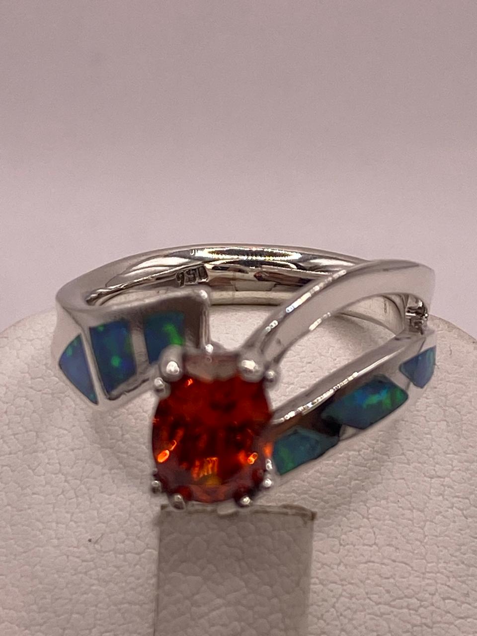 Anillo Contemporáneo Abierto con Ópalo de Fuego y Zirconia en Plata .950, sello de autenticidad Plata Ley .925