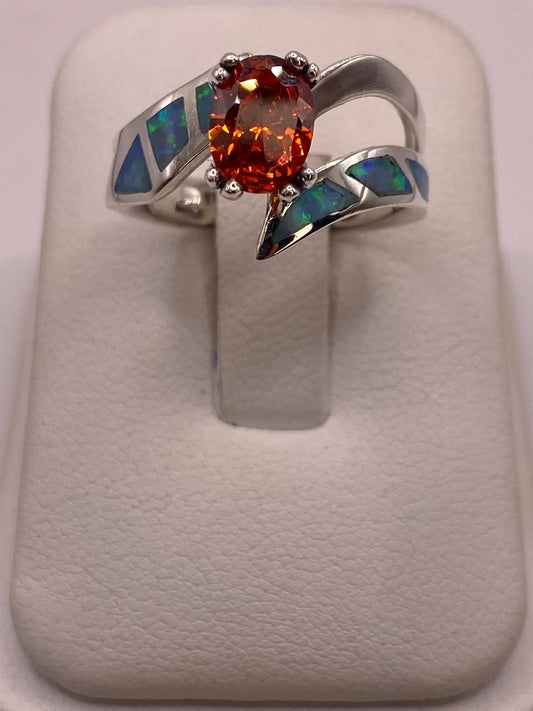 Anillo Contemporáneo Abierto con Ópalo de Fuego y Zirconia en Plata .950 en báscula mostrando peso