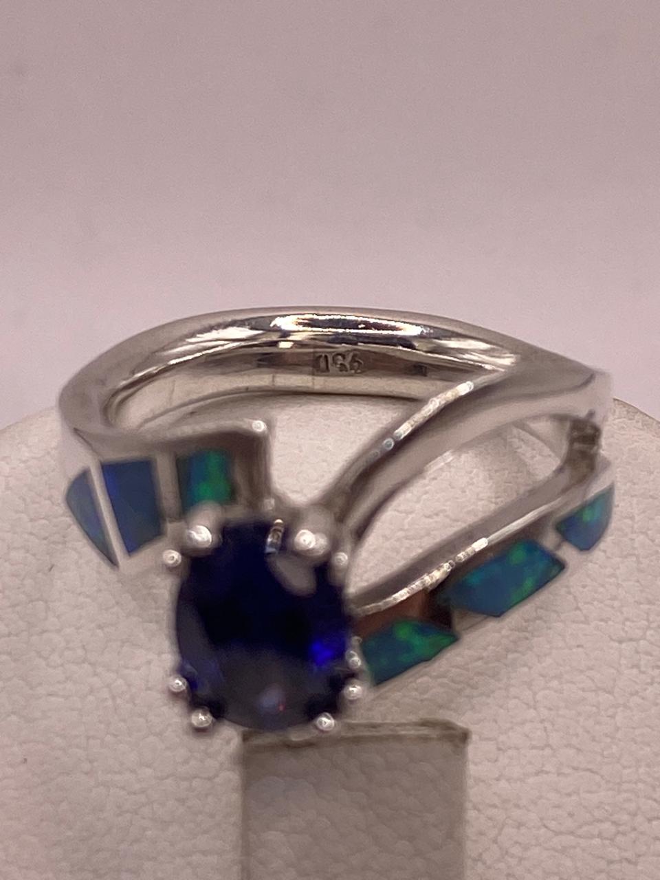 Anillo Contemporáneo Abierto con Ópalo de Fuego y Zirconia en Plata .950, sello de autenticidad Plata Ley .925