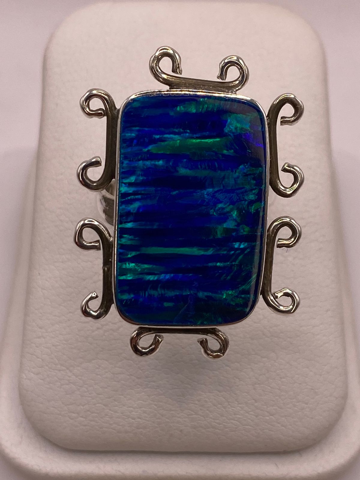 Anillo Contemporáneo Ajustable con Ópalo de Fuego Azul y Verde en Plata .925, vista frontal