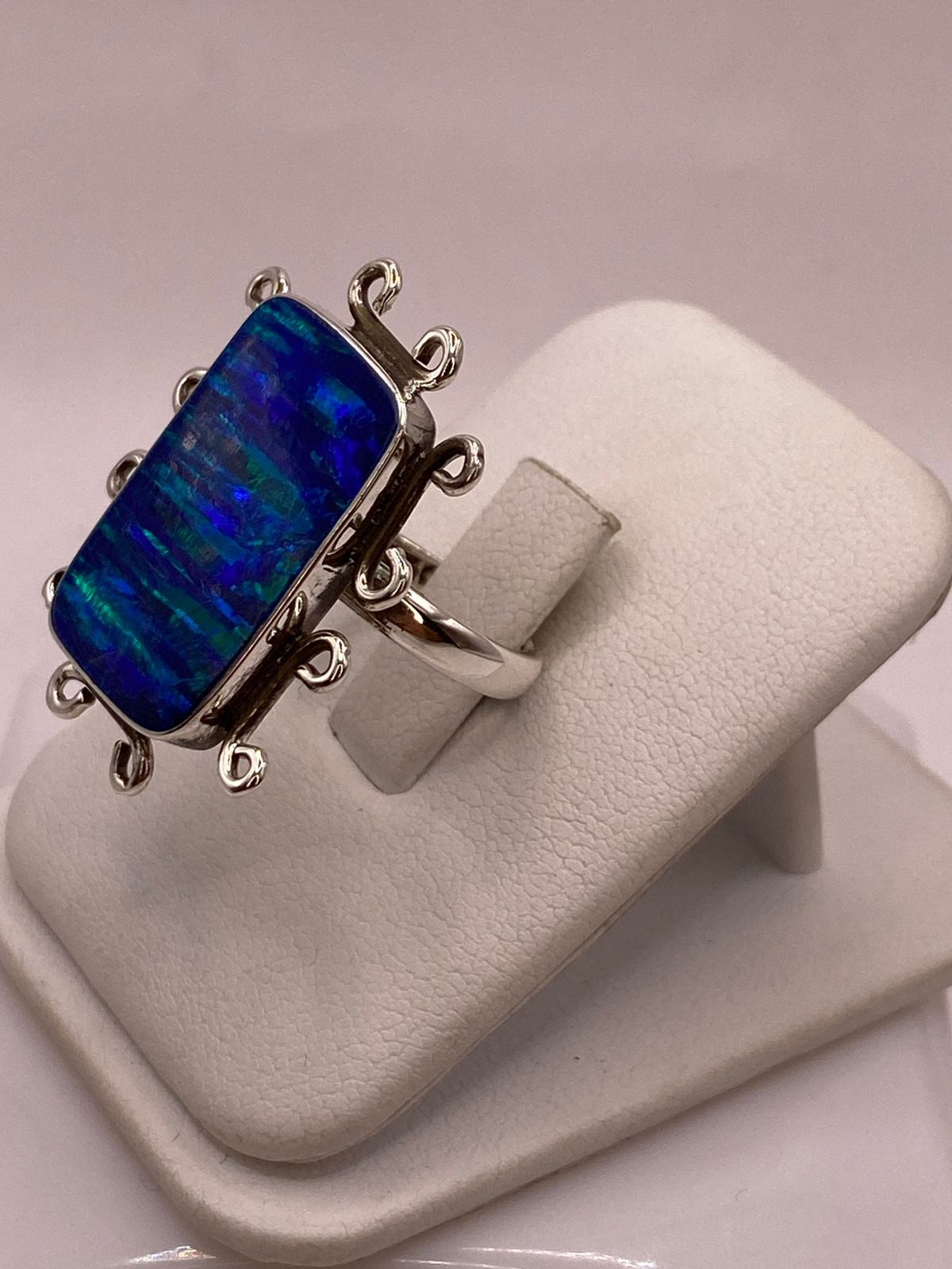 Anillo Contemporáneo Ajustable con Ópalo de Fuego Azul y Verde en Plata .925, vista lateral