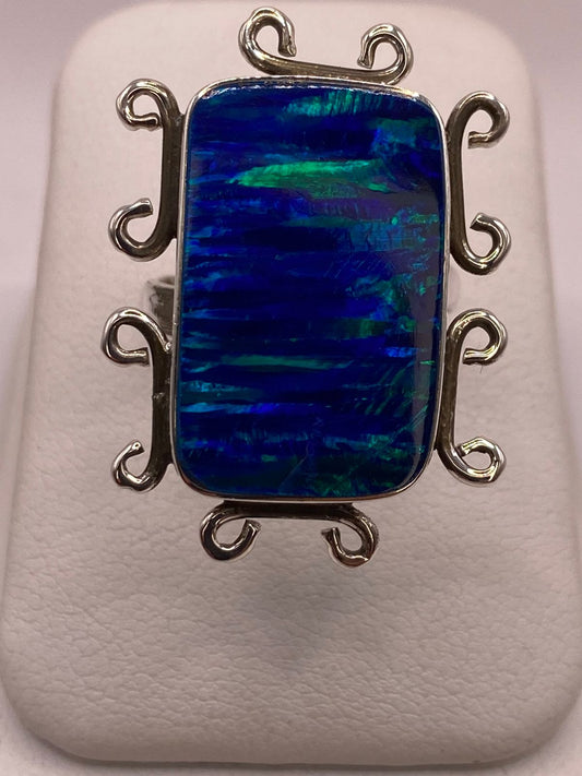 Anillo Contemporáneo Ajustable con Ópalo de Fuego Azul y Verde en Plata .925 — ángulo diagonal