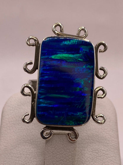 Anillo Contemporáneo Ajustable con Ópalo de Fuego Azul y Verde en Plata .925, vista de detalle