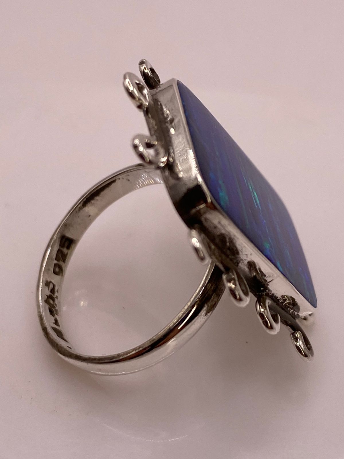 Anillo Contemporáneo Ajustable con Ópalo de Fuego Azul y Verde en Plata .925, sello de autenticidad Plata Ley .925