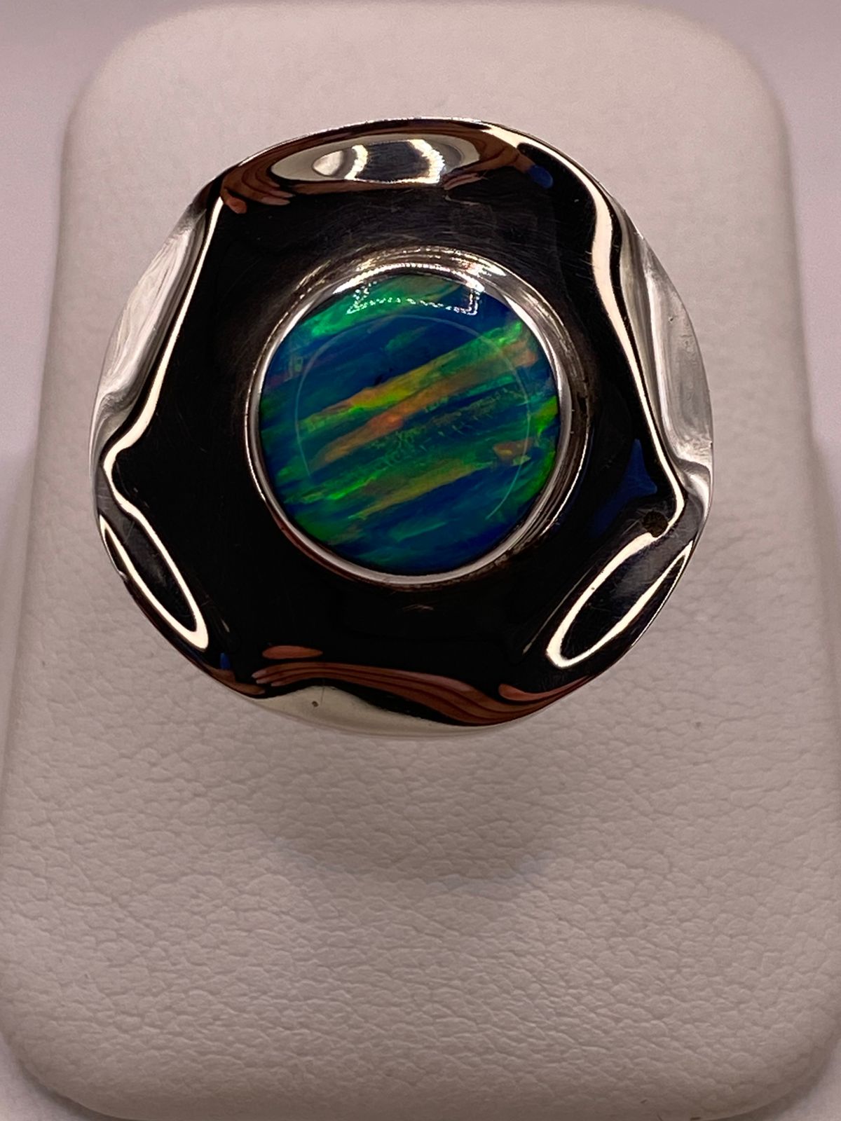 Anillo Contemporáneo Ajustable con Ópalo de Fuego en Plata .925, vista frontal