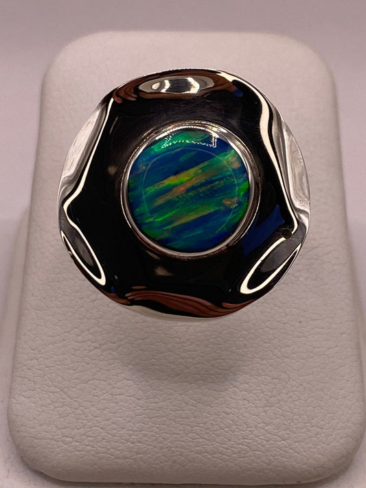 Anillo Contemporáneo Ajustable con Ópalo de Fuego en Plata .925 en báscula mostrando peso