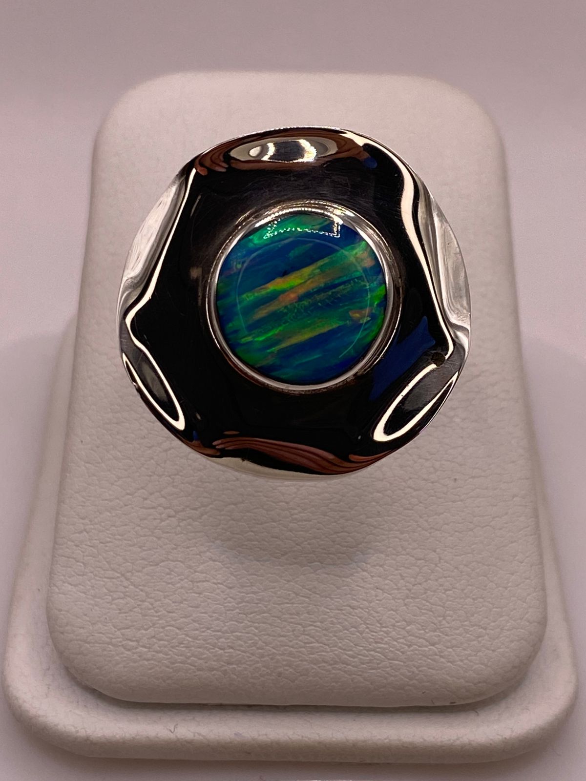 Anillo Contemporáneo Ajustable con Ópalo de Fuego en Plata .925, vista de detalle