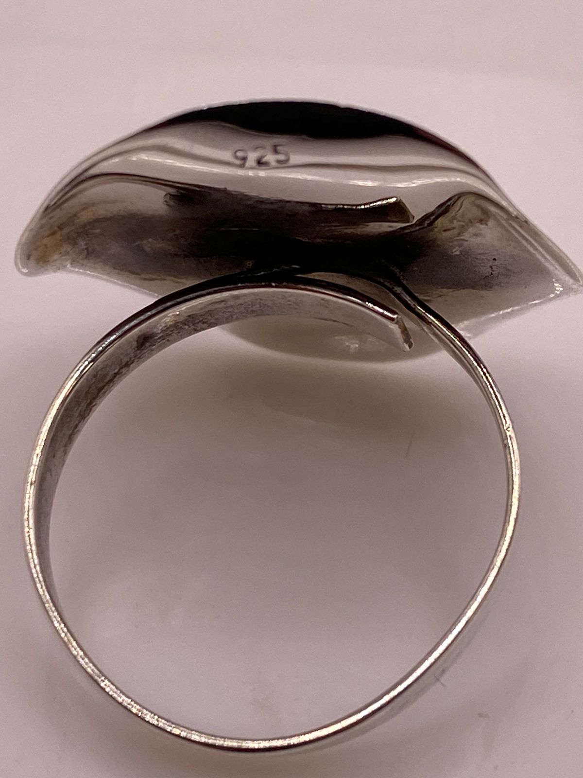 Anillo Contemporáneo Ajustable con Ópalo de Fuego en Plata .925, sello de autenticidad Plata Ley .925