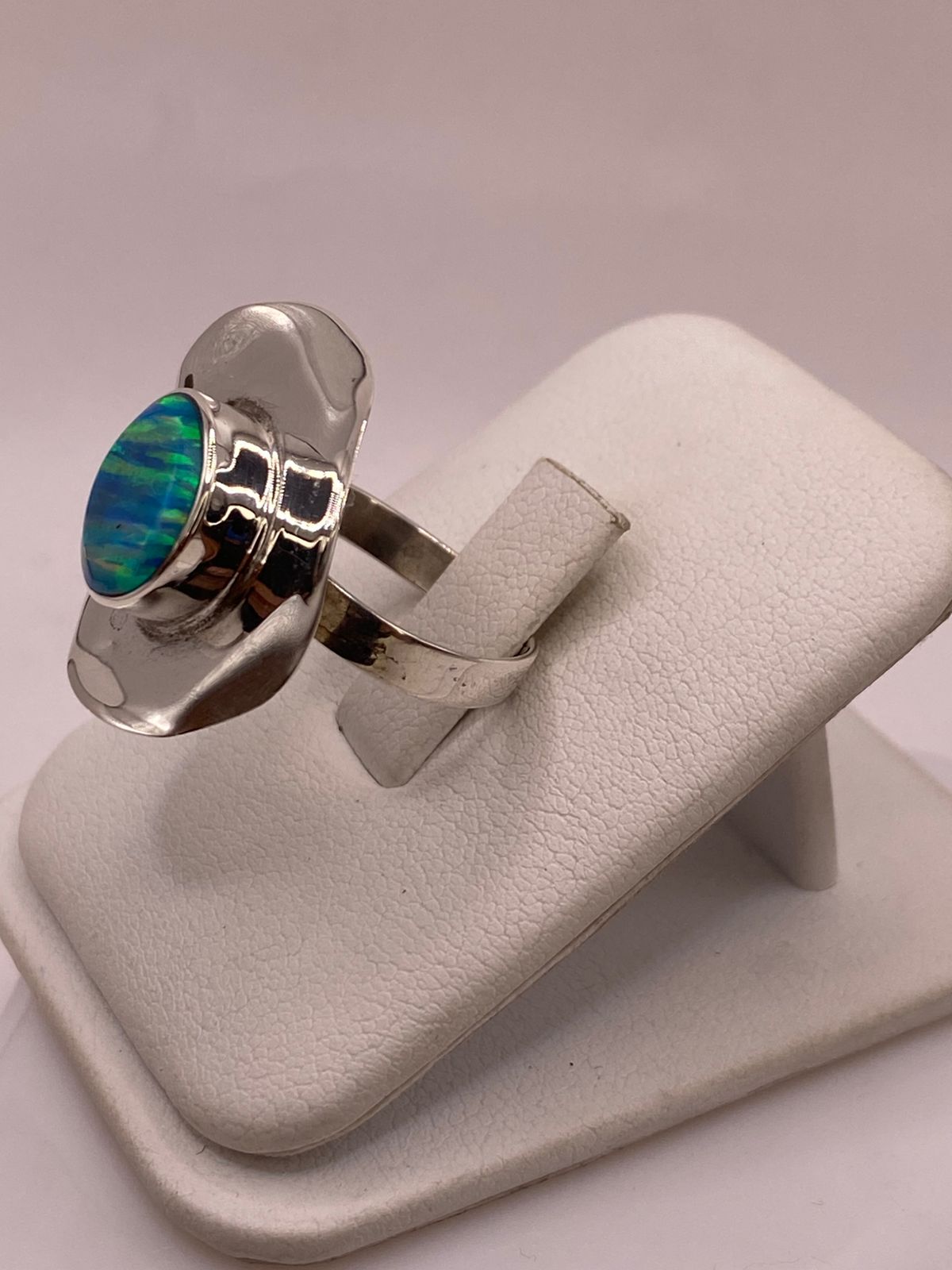 Anillo Contemporáneo Ajustable con Ópalo de Fuego en Plata .925, vista lateral