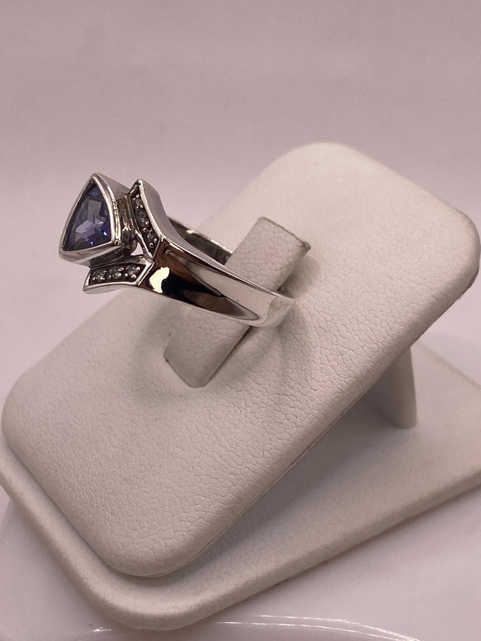 Anillo Contemporáneo Asimétrico con Ópalo de Fuego y Zirconia en Plata .925, vista lateral
