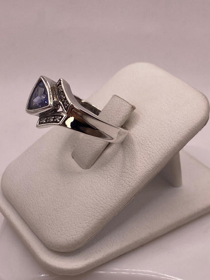 Anillo Contemporáneo Asimétrico con Ópalo de Fuego y Zirconia en Plata .925, vista lateral