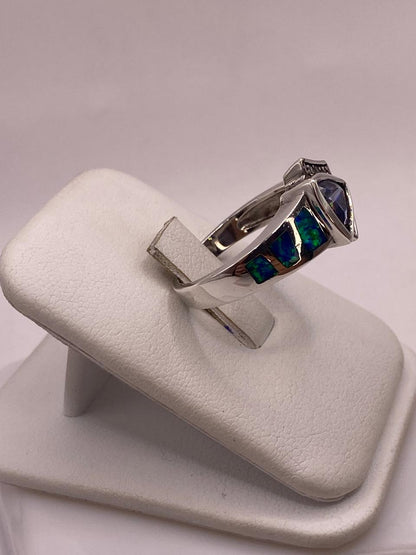 Anillo Contemporáneo Asimétrico con Ópalo de Fuego y Zirconia en Plata .925, vista de detalle