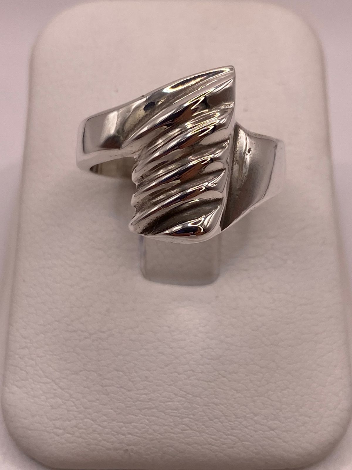 Anillo Contemporáneo Diagonal Texturizado en Plata .925 — ángulo diagonal