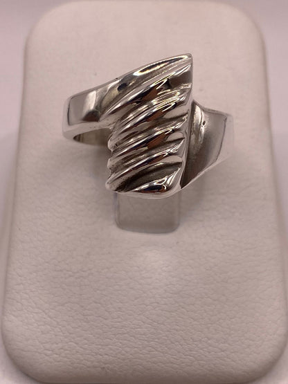 Anillo Contemporáneo Diagonal Texturizado en Plata .925 — ángulo diagonal