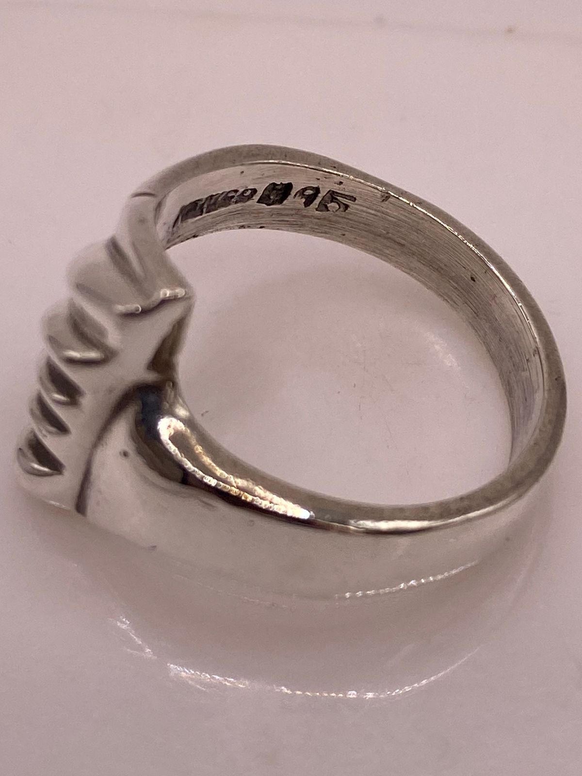 Anillo Contemporáneo Diagonal Texturizado en Plata .925, sello de autenticidad Plata Ley .925