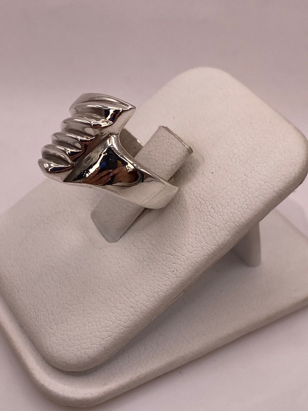 Anillo Contemporáneo Diagonal Texturizado en Plata .925, vista lateral