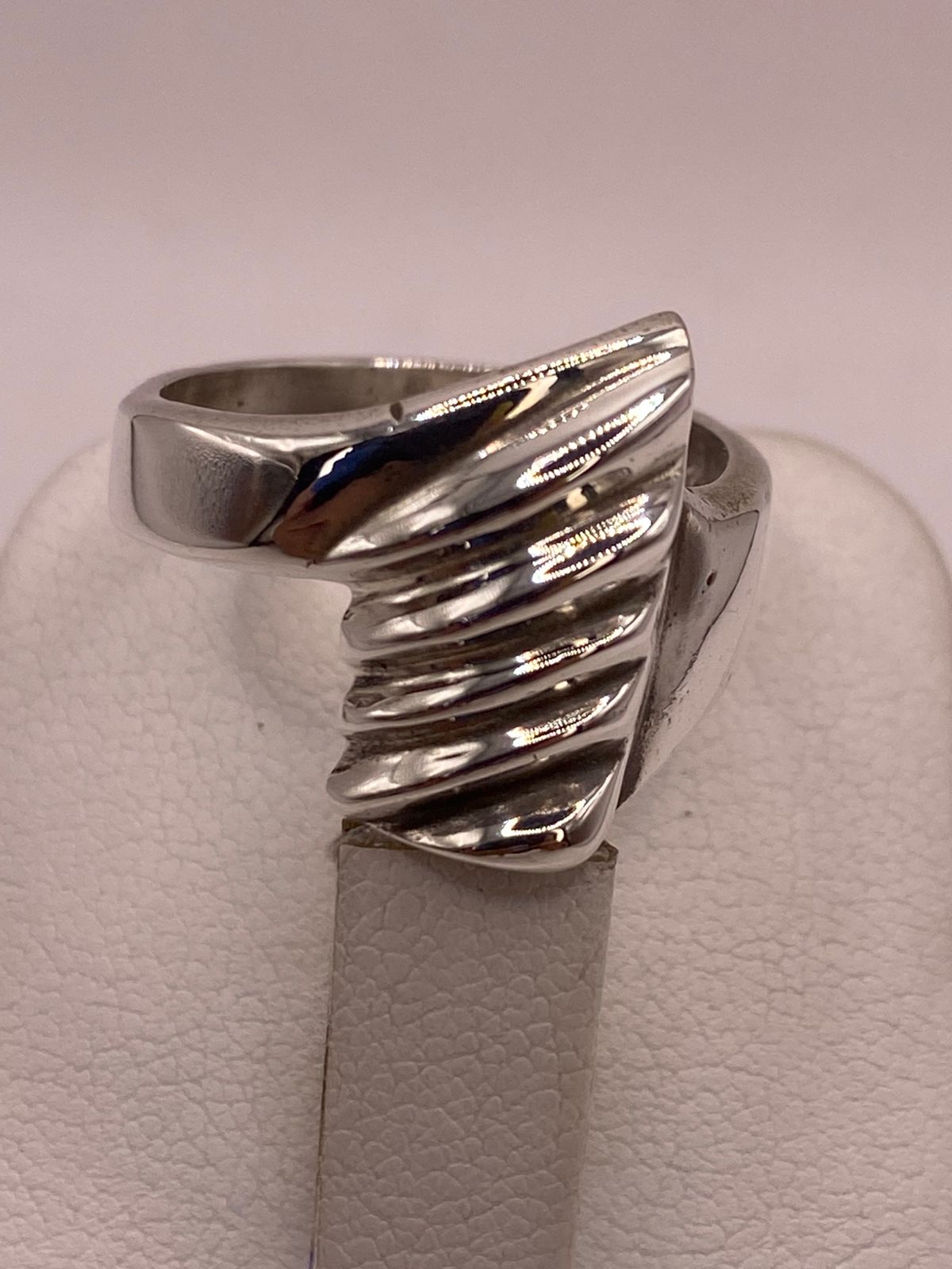 Anillo Contemporáneo Diagonal Texturizado en Plata .925, vista de detalle