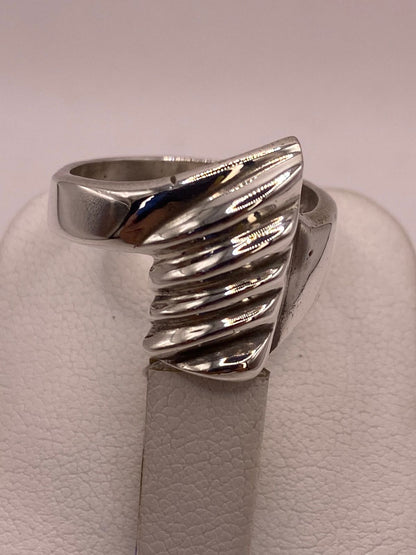 Anillo Contemporáneo Diagonal Texturizado en Plata .925, vista de detalle