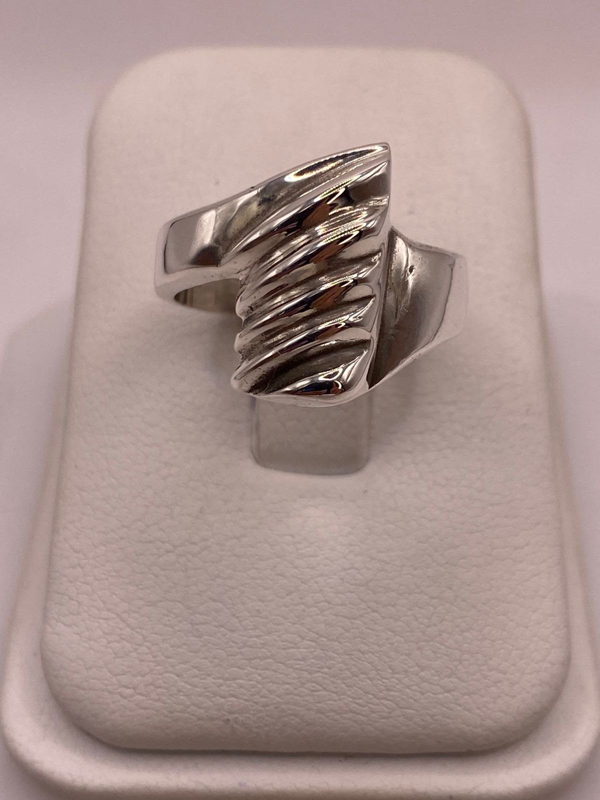 Anillo Contemporáneo Diagonal Texturizado en Plata .925, vista frontal