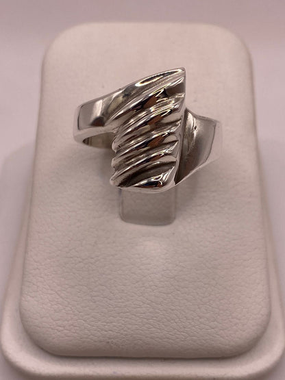 Anillo Contemporáneo Diagonal Texturizado en Plata .925, vista frontal