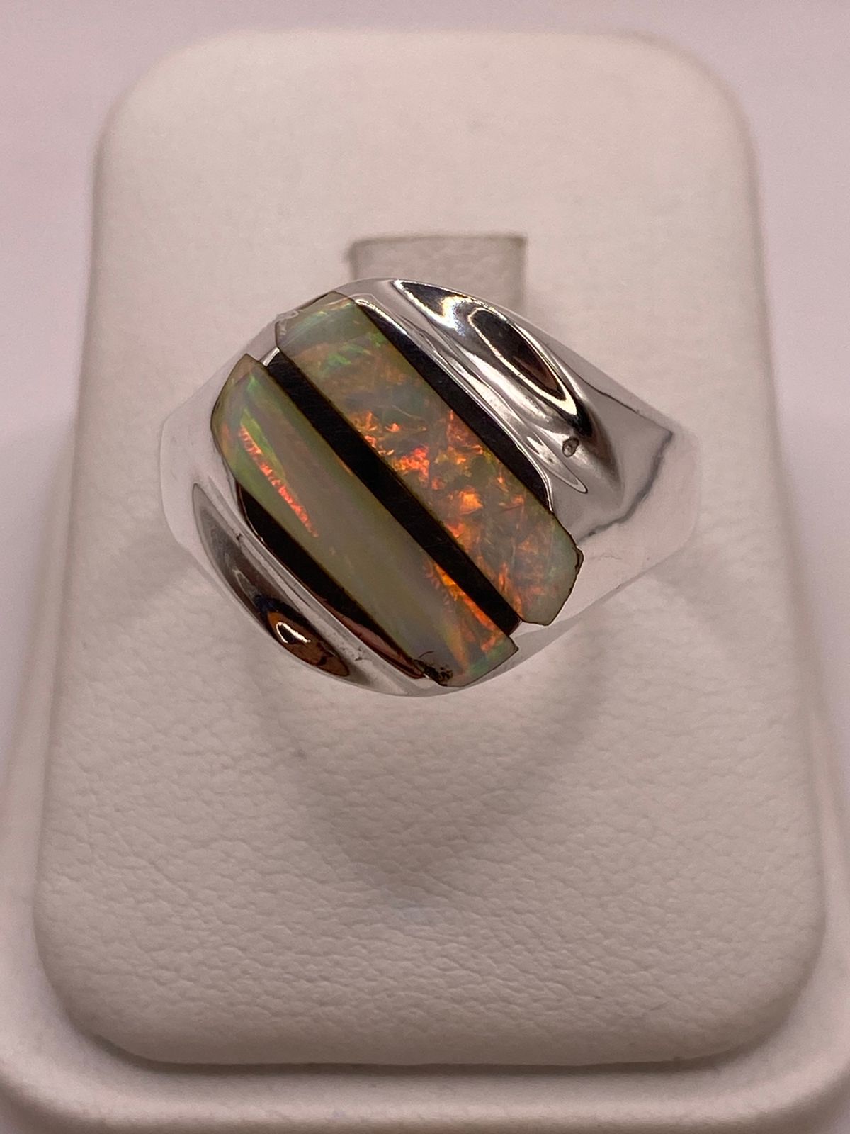Anillo Contemporáneo con Dos Líneas Diagonales de Ópalo de Fuego en Plata .950 en báscula mostrando peso