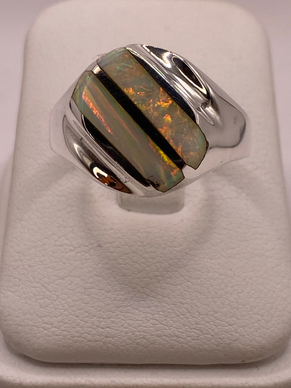 Anillo Contemporáneo con Dos Líneas Diagonales de Ópalo de Fuego en Plata .950, vista frontal