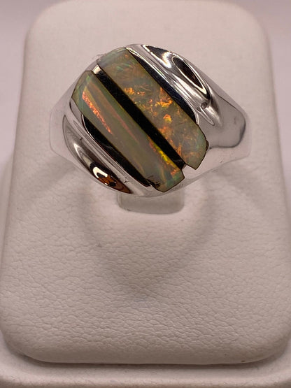 Anillo Contemporáneo con Dos Líneas Diagonales de Ópalo de Fuego en Plata .950, vista frontal