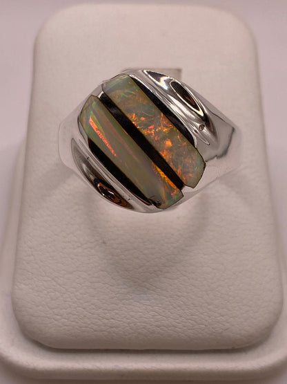 Anillo Contemporáneo con Dos Líneas Diagonales de Ópalo de Fuego en Plata .950, vista de detalle