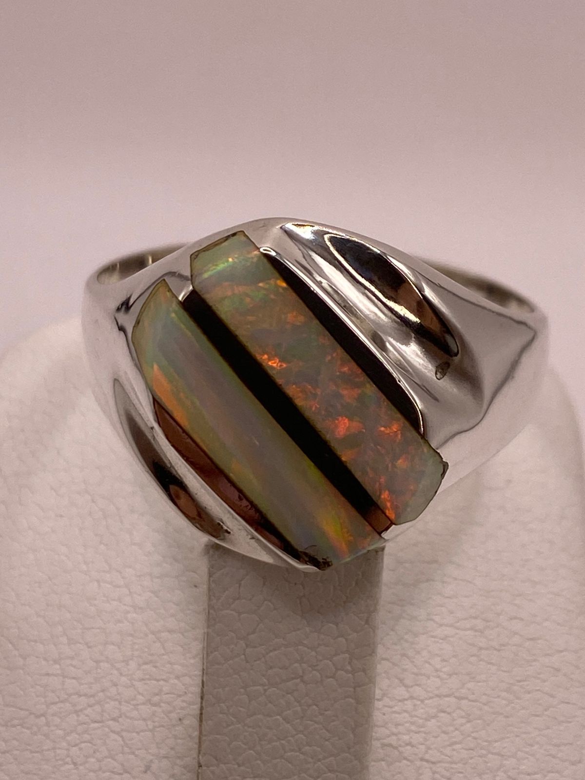 Anillo Contemporáneo con Dos Líneas Diagonales de Ópalo de Fuego en Plata .950, sello de autenticidad Plata Ley .925