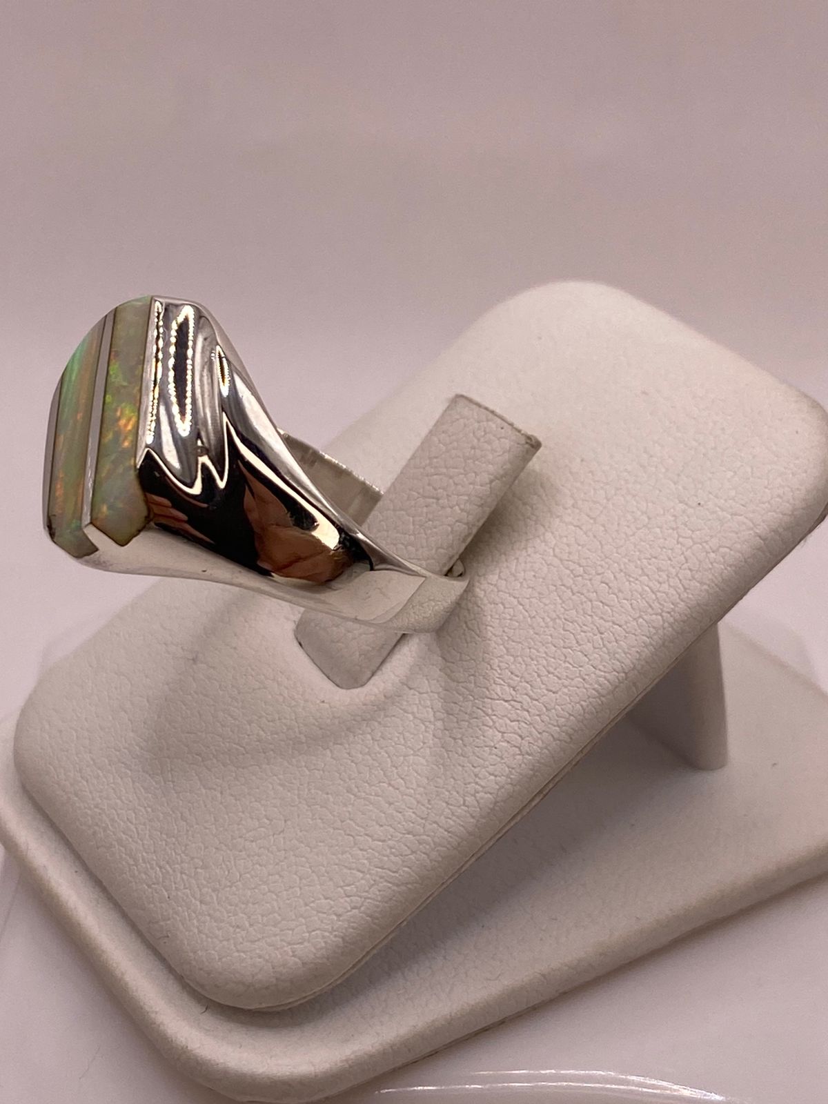 Anillo Contemporáneo con Dos Líneas Diagonales de Ópalo de Fuego en Plata .950, vista lateral