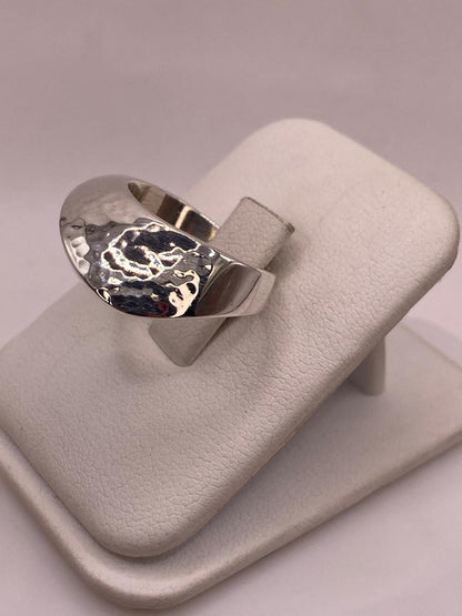Anillo Contemporáneo Martillado en Plata .925, vista frontal
