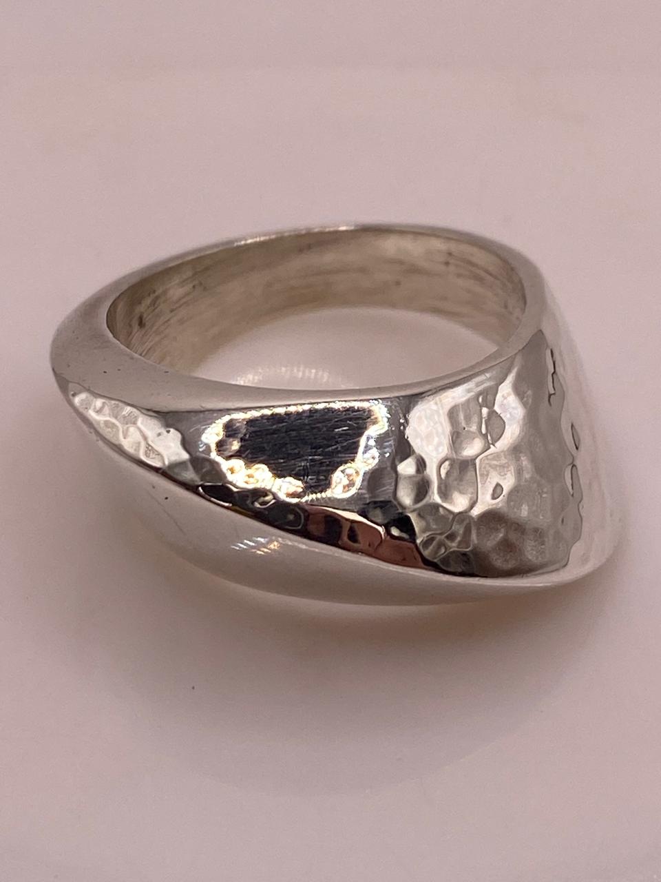 Anillo Contemporáneo Martillado en Plata .925, vista de detalle