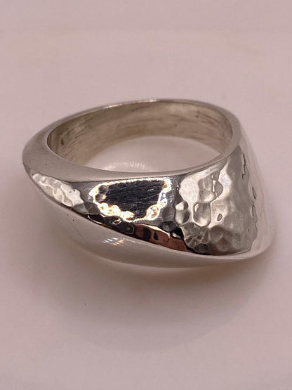 Anillo Contemporáneo Martillado en Plata .925, vista de detalle