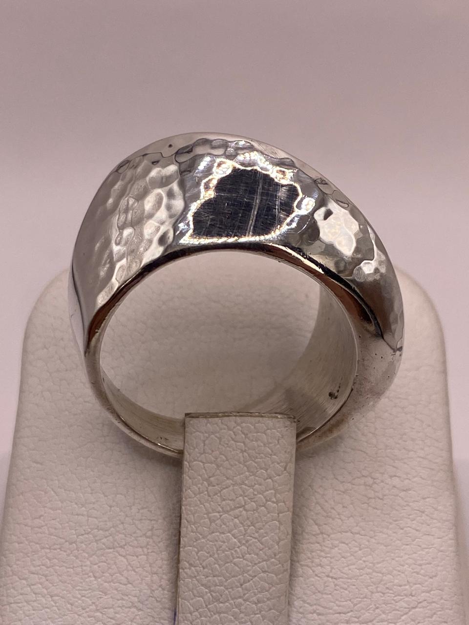 Anillo Contemporáneo Martillado en Plata .925, vista lateral