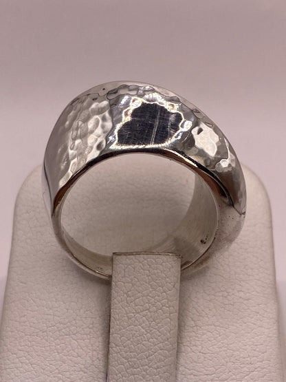 Anillo Contemporáneo Martillado en Plata .925, vista lateral