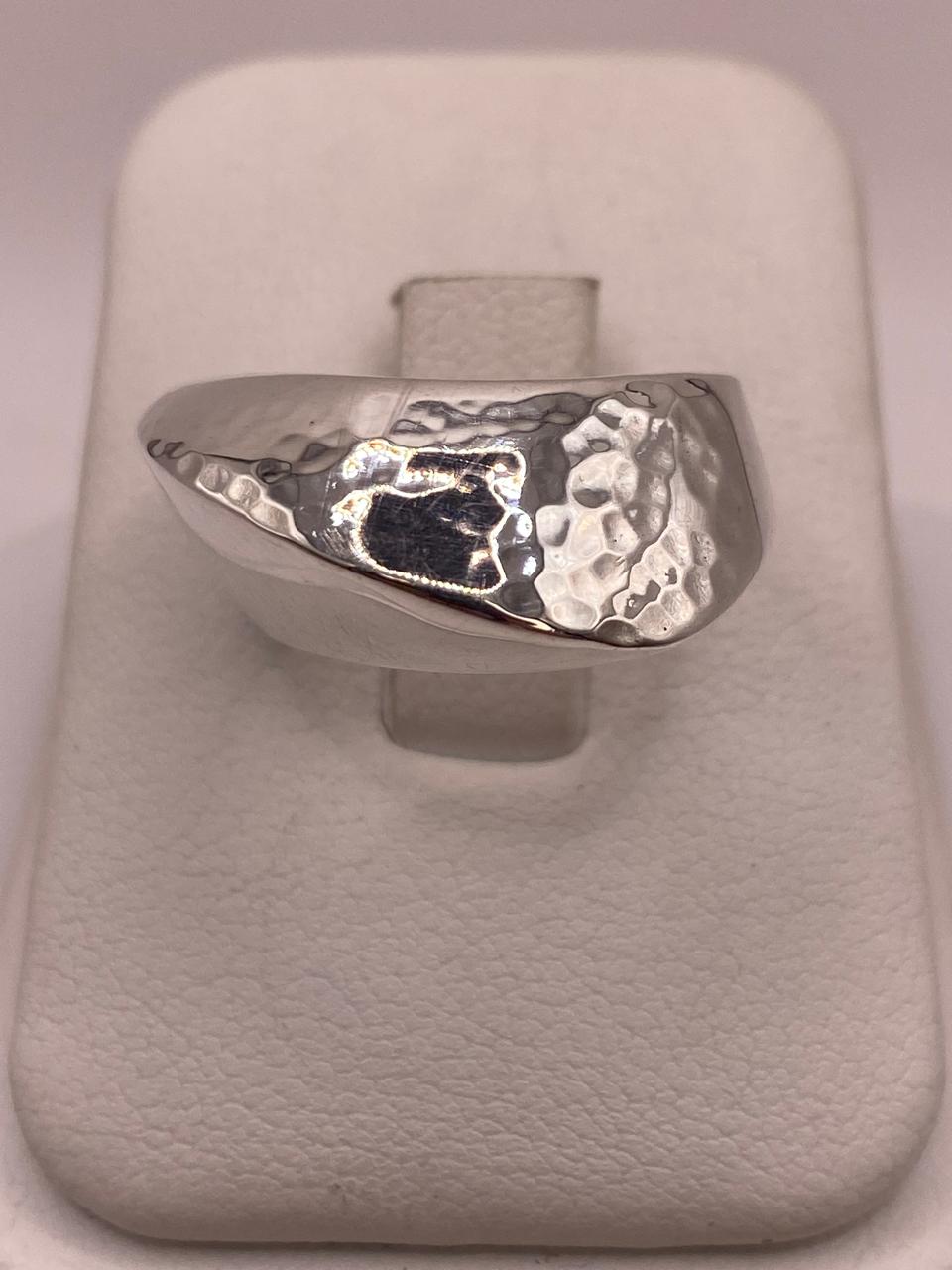 Anillo Contemporáneo Martillado en Plata .925 — ángulo diagonal