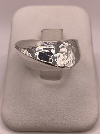 Anillo Contemporáneo Martillado en Plata .925 — ángulo diagonal