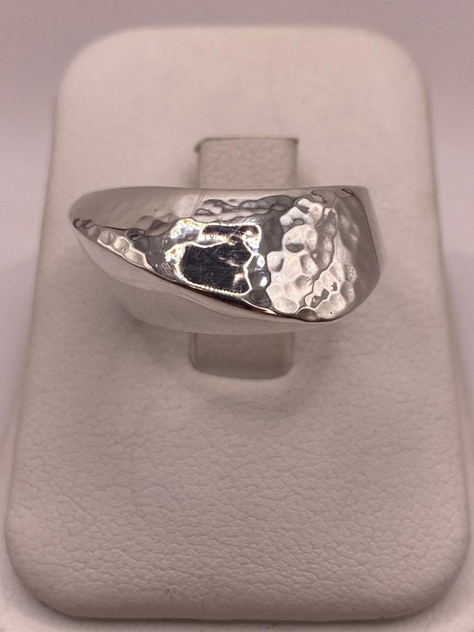 Anillo Contemporáneo Martillado en Plata .925 — ángulo diagonal