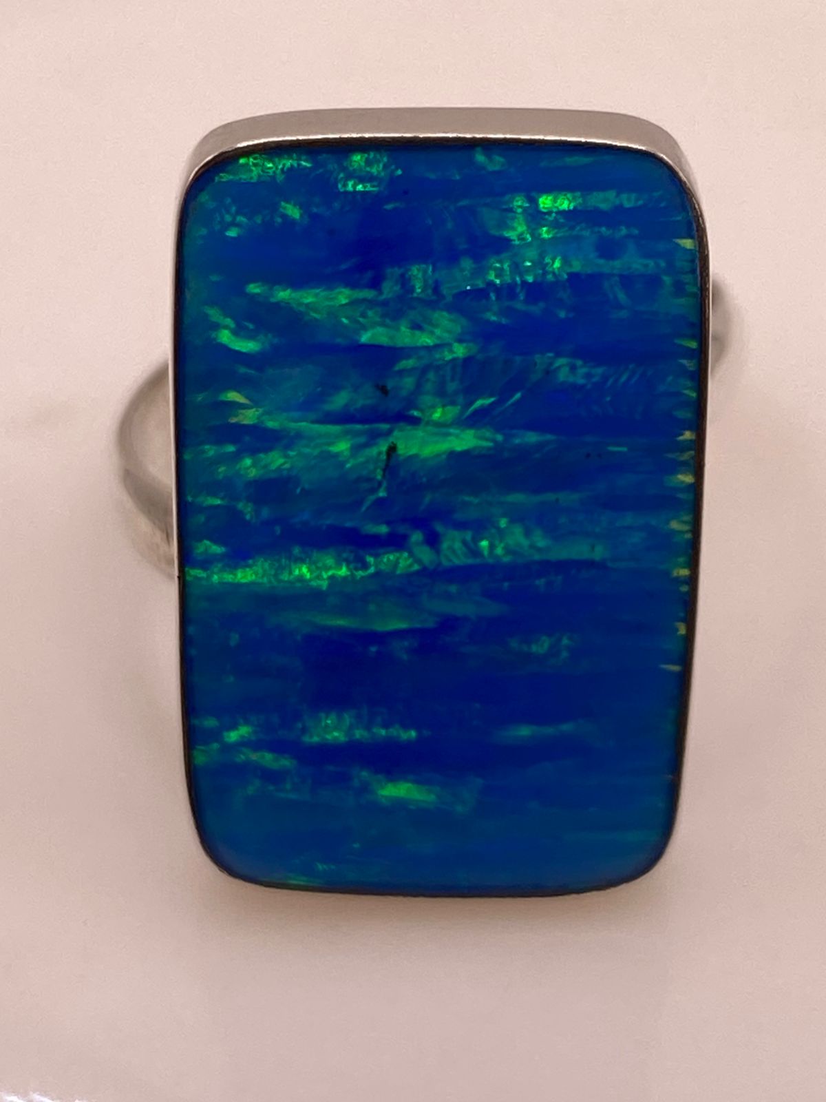 Anillo Contemporáneo de Ópalo de Fuego Azul en Plata .925, vista de detalle