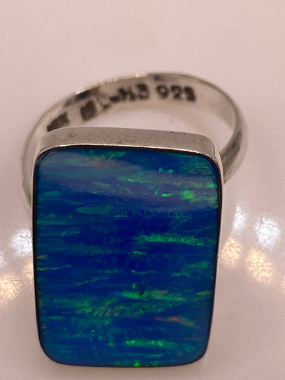 Anillo Contemporáneo de Ópalo de Fuego Azul en Plata .925, sello de autenticidad Plata Ley .925