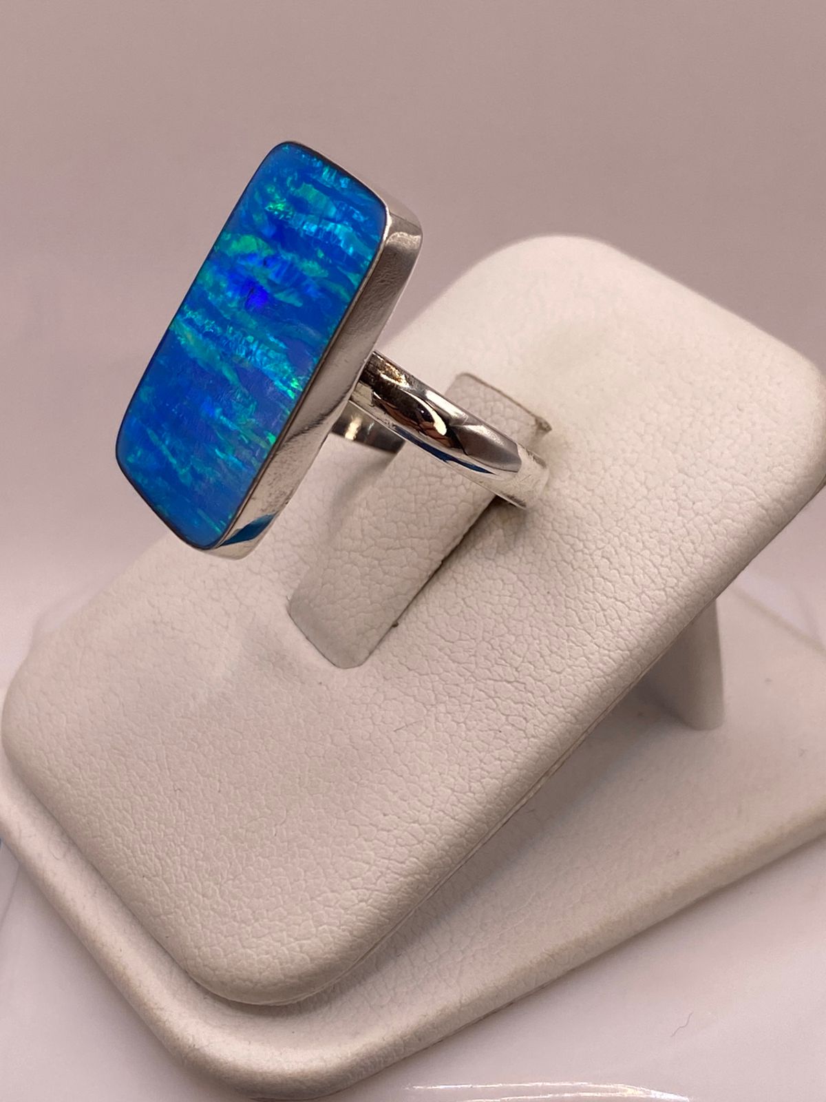 Anillo Contemporáneo de Ópalo de Fuego Azul en Plata .925, vista frontal