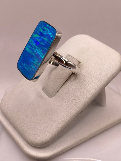 Anillo Contemporáneo de Ópalo de Fuego Azul en Plata .925, vista frontal