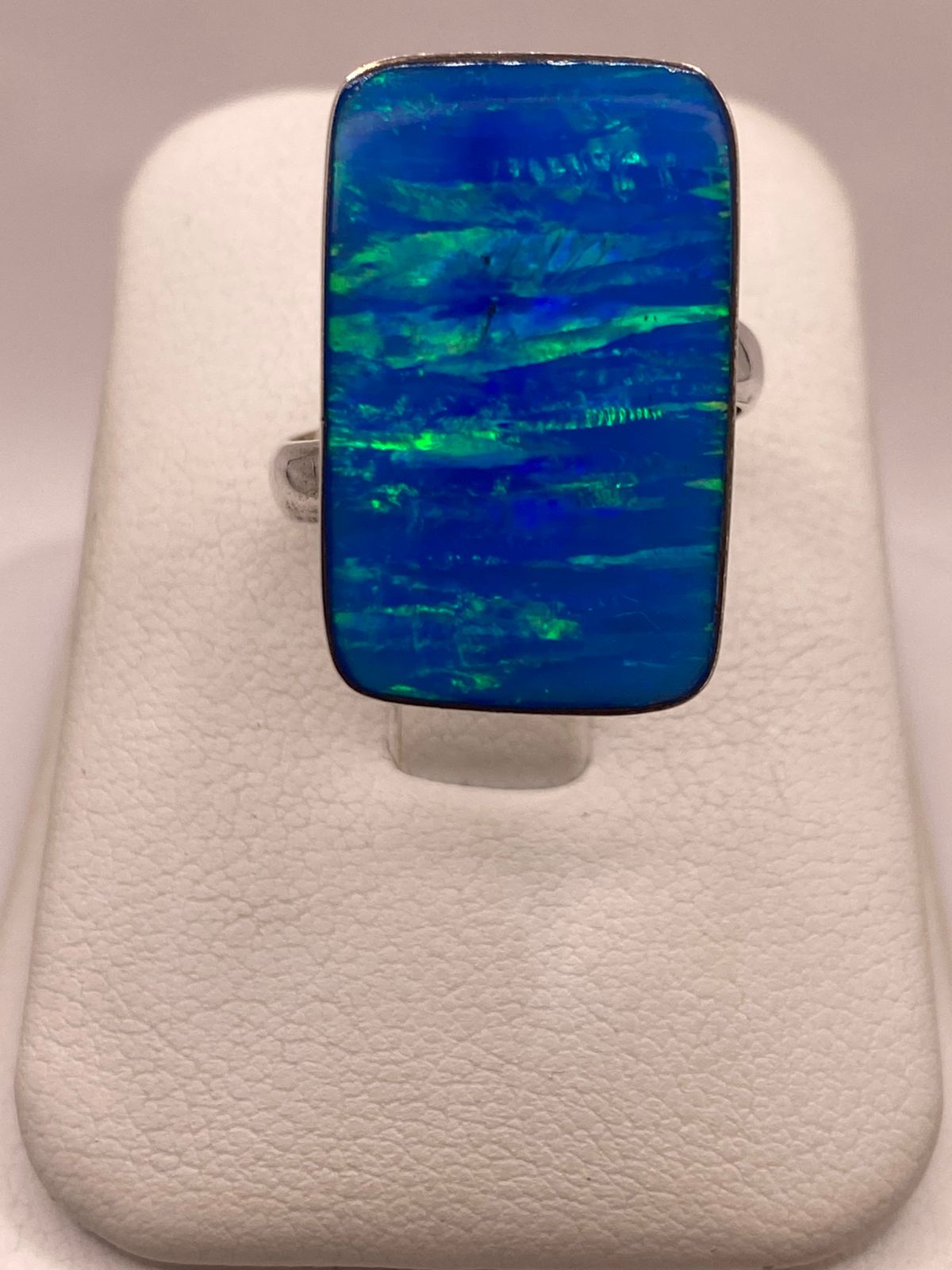 Anillo Contemporáneo de Ópalo de Fuego Azul en Plata .925, vista lateral