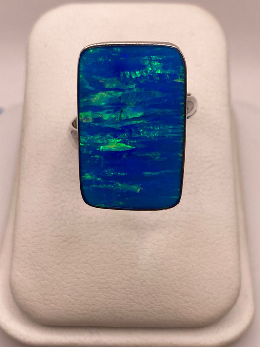 Anillo Contemporáneo de Ópalo de Fuego Azul en Plata .925 — ángulo diagonal